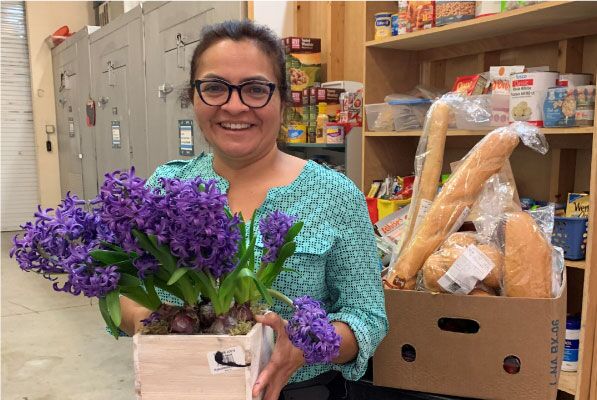 Single-Mom-at-food-pantry Single-Mom-at-food-pantry